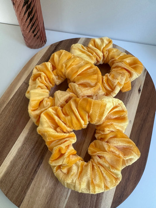 Chouchou en velours jaune rayé